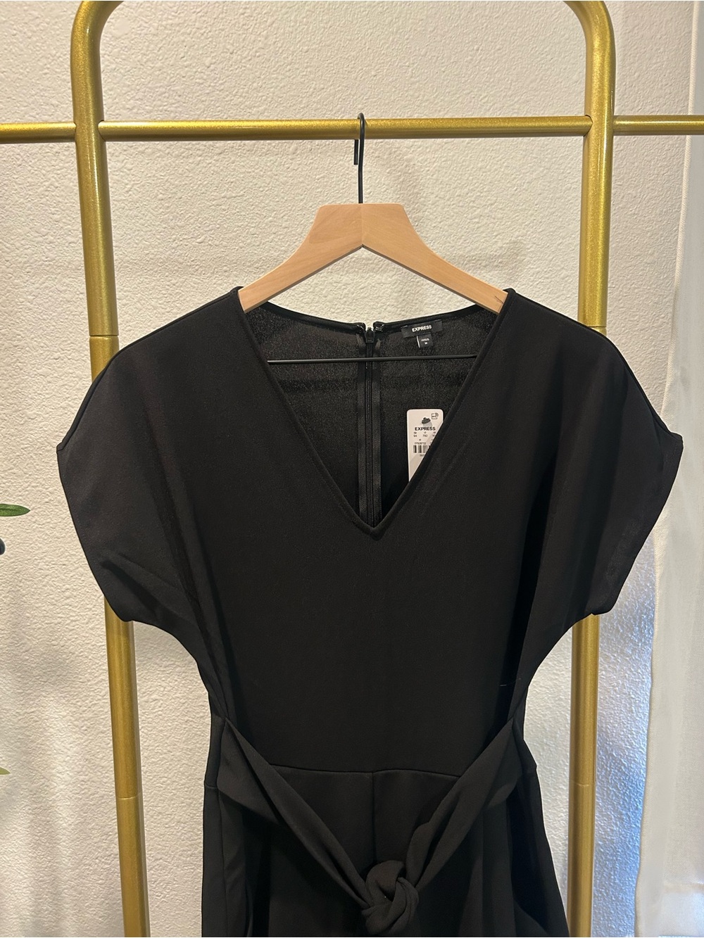 NWT Express V-Neck Tie Waist Straight Leg Jumpsuit w/ Pockets - Picture 4 of 6